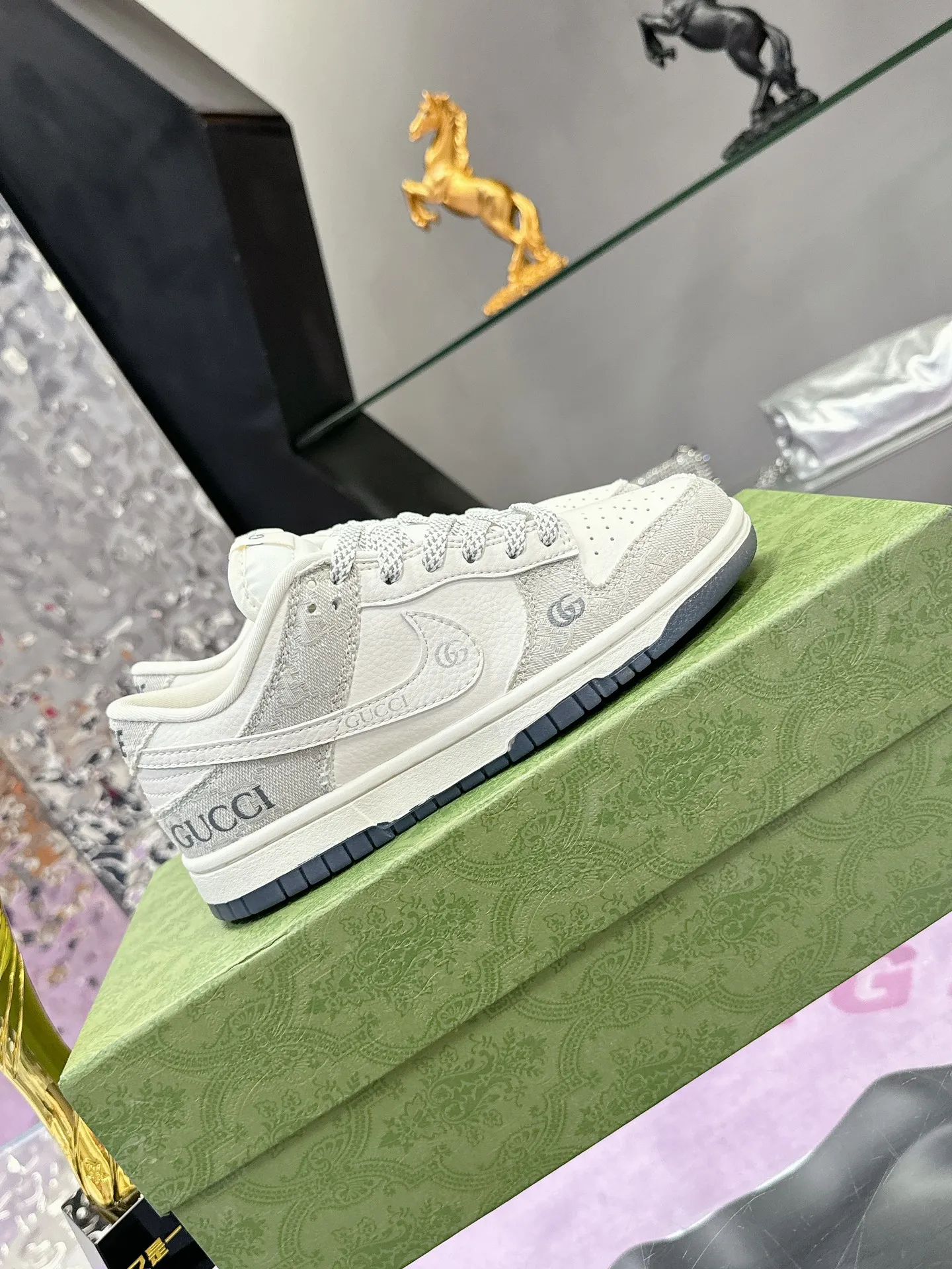 Men's shoes 💰580❤️❤️❤️ Gucci co-branded dunk Nike The latest official model 💓Gucci x Nike Dunk SB series 💓 Produced by Foshan Factory. The shoe body is made of off-white canvas as the main color, with an off-white leather frame overlay, making the shoe very versatile. The tongue is embroidered with yellow Gucci words, and the Swooshb on both sides of the shoe body The logo is embellished with sky blue, and the tongue is made of mesh material, which enhances breathability and is very versatile overall. The word Gucci on the lower side of the heel is decorated in 3D, the mini Nike Swoosh Logo on the side of the toe is embellished with sky blue embroidery, and the yellow Gucci brand name is printed on the heel to highlight the joint identity. Finally, an aged oxidized midsole and a blue outsole complete the overall design. Size: 35-45 Full set of Gucci packaging